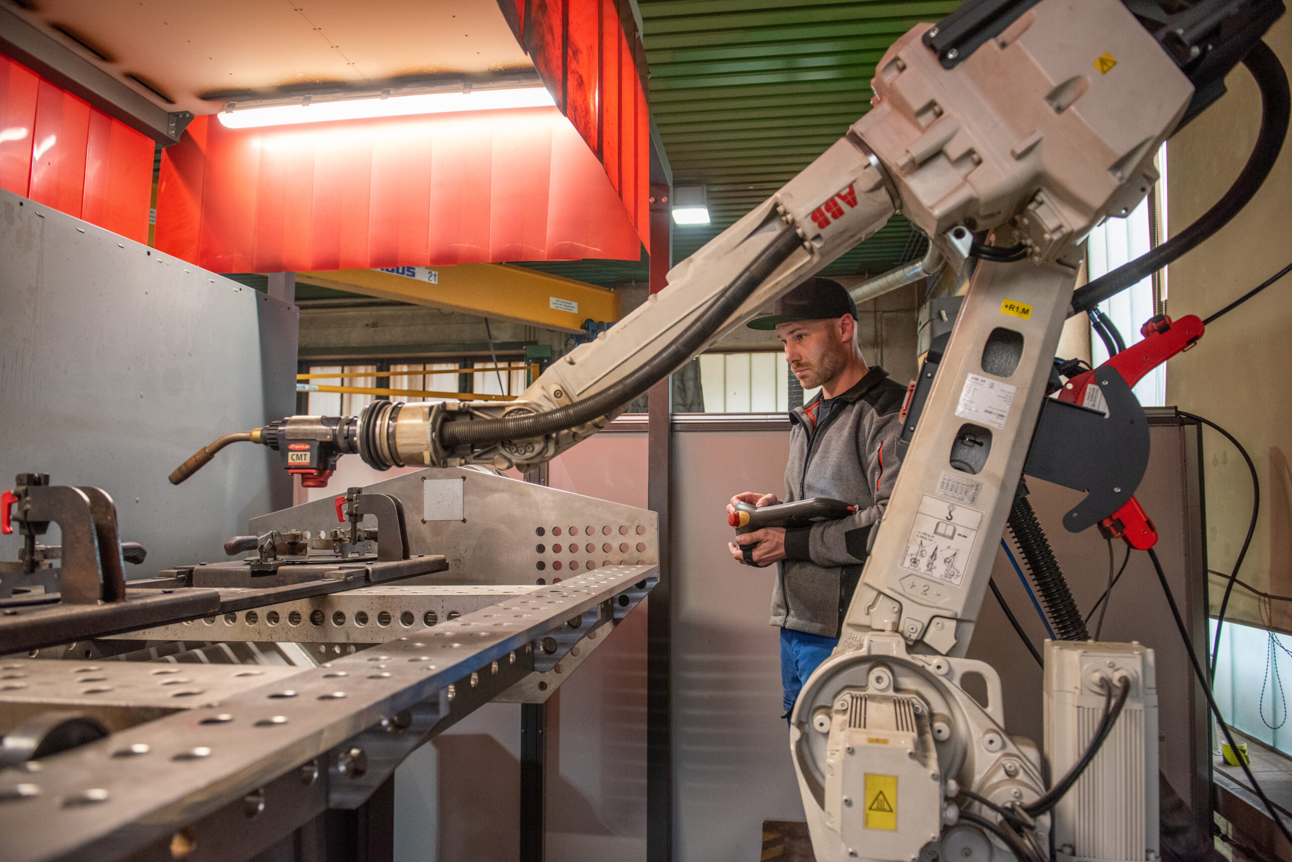 ABB-Schweißroboter bei Eisenführer Metallverarbeitung, neuester Stand der Technik